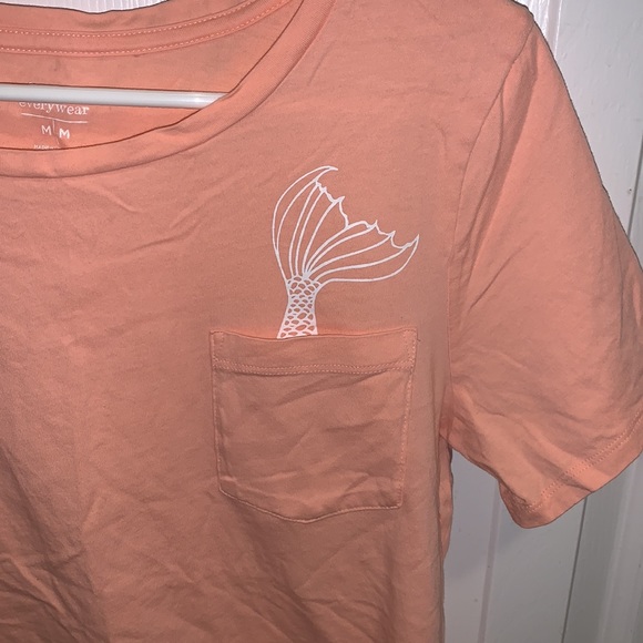 Old Navy everywear mermaid pocket graphic tee - Picture 2 of 4
